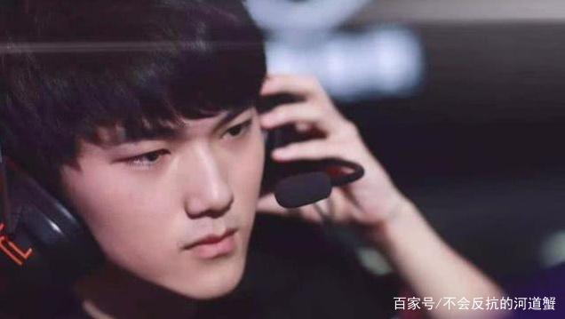 战斗歌曲开始了！ Ale 的雷霆击杀了 Xiaohu ，而 Xiaotian 呼吸着Maokai窒息了双方，进入最后一轮