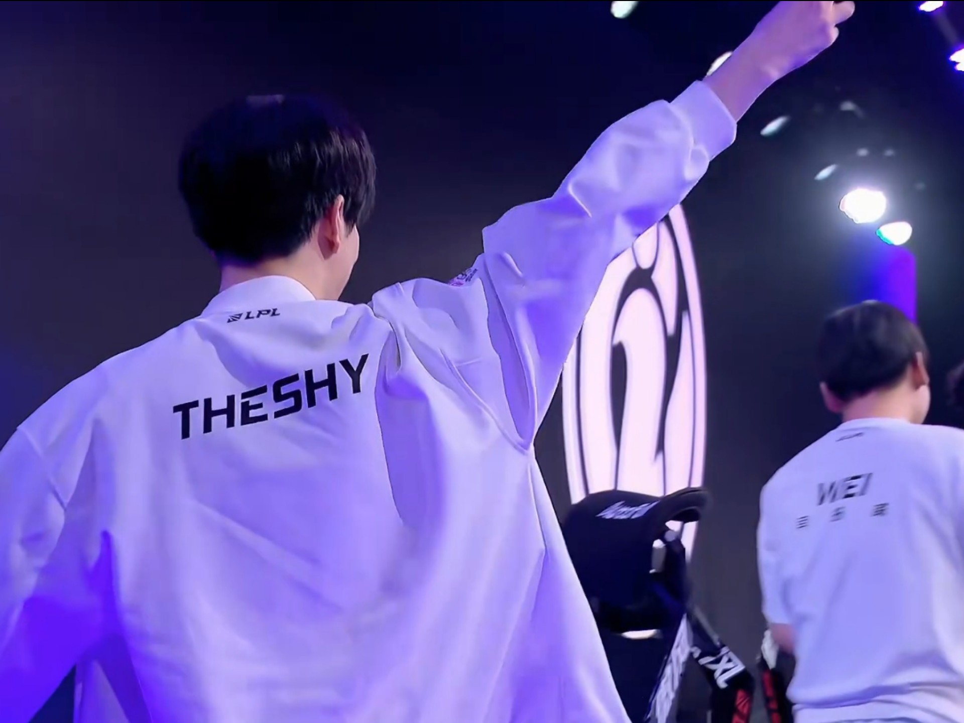 外网热议BLG横扫C9：我们从未真正摆脱过LCK vs LPL的洲际赛